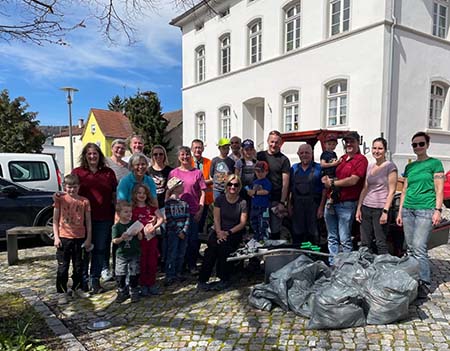 Teilnehmer*innen der Aktion Dreck weg 2024 in Hausen an der Aach