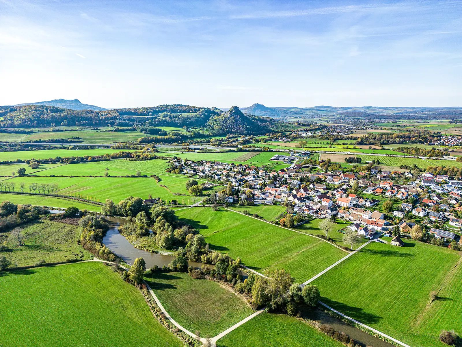 Hausen aus der Luft von Richtung Singen-Nord aus kommend