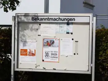 Aushang mit Bekanntmachungen am Verwaltungsgebäude